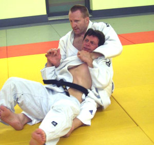 judo au sol avec jean pierre Debans, champion d'Europe +100kg qui nous fait l'amiti de nous enseigner les finesses de l'Art 