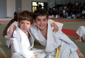 Alexandre (gauche) et Hugo (droite), 2  judokas de 8 et 9 ans qui ont commenc le judo  4 ans. De vrais comptiteurs !! Teddy Riner attention !!