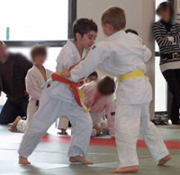 Hugo durant une compétition de judo. Il a fini 1ier.
